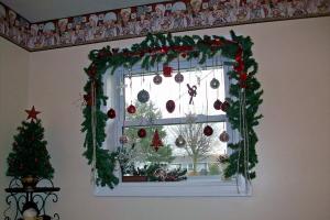 Come decorare una finestra per il nuovo anno?