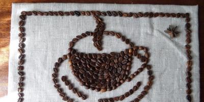 Kunsthandwerk aus Kaffee herstellen. Dekor aus Kaffeebohnen