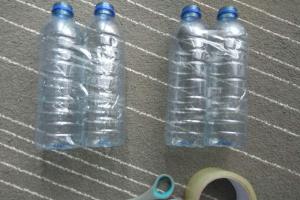 Spôsoby, ako vytvoriť výrobky z plastových fliaš vlastnými rukami Robot z plastových uzáverov