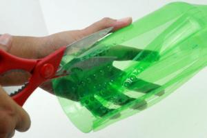 DIY smeták vyrobený z plastových lahví