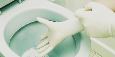 Come liberare il WC dal calcare e dai calcoli urinari